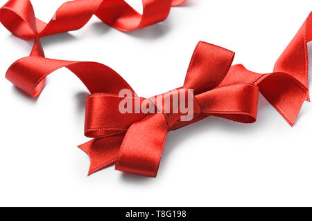 Schönen Bogen von Red Ribbon auf weißem Hintergrund Stockfoto