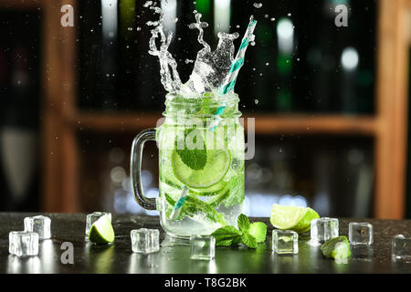 Mason jar von frischem Mojito mit Spritzern auf Tisch in der Bar Stockfoto