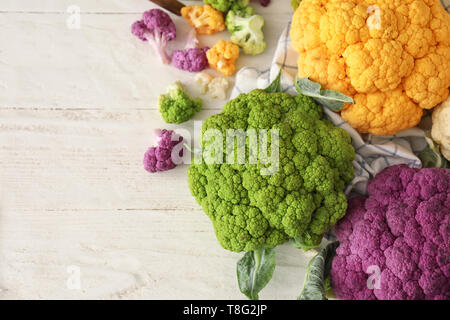 Verschiedene Blumenkohl Weißkohl auf weissem Holztisch Stockfoto