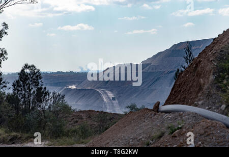 Ein Haul truck trägt eine Last von Kohle durch den Berg Thorley Warkworth Coal Mine in der Nähe von Singleton in der oberen Hunter Valley, NSW, Australien Stockfoto