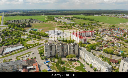 Wohngebiet Sloboda. Stadt Lida. Belarus. Mai 2019. Luftaufnahme. Stockfoto