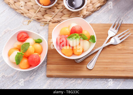 Teller mit leckeren Melone Dessert auf hölzernen Tisch Stockfoto