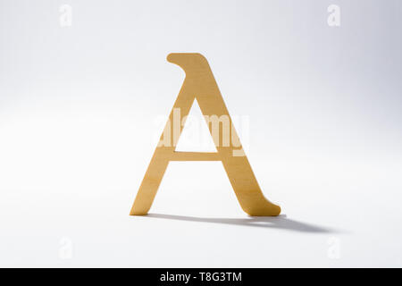 Hölzernes Alphabet A und Schattenreflexion. Stockfoto