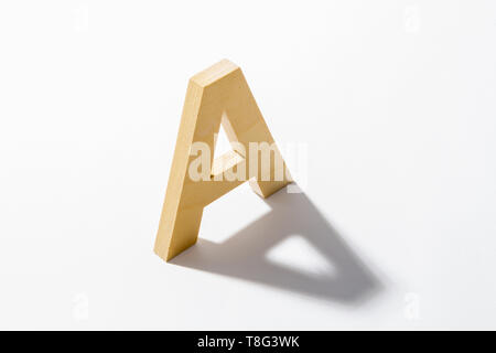 Hölzernes Alphabet A und Schattenreflexion. Stockfoto