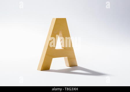 Hölzernes Alphabet A und Schattenreflexion. Stockfoto