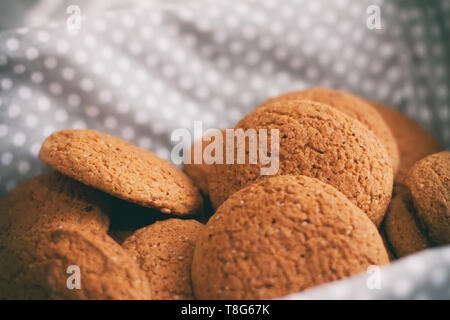 Oatmeal Cookies auf hellem Stoff Stockfoto