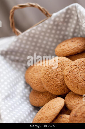 Oatmeal Cookies auf hellem Stoff Stockfoto