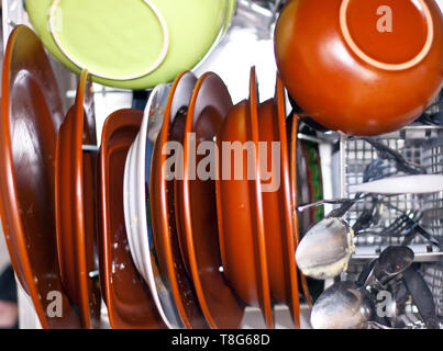 Sehr dreckiges Geschirr in der Spülmaschine. Stockfoto