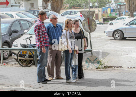 Israelis steht immer noch als 2 Minuten Sirene in ganz Israel hörte sich die Erinnerung an den Holocaust Tag zum Gedenken an die sechs Millionen Juden, die umkommen Stockfoto