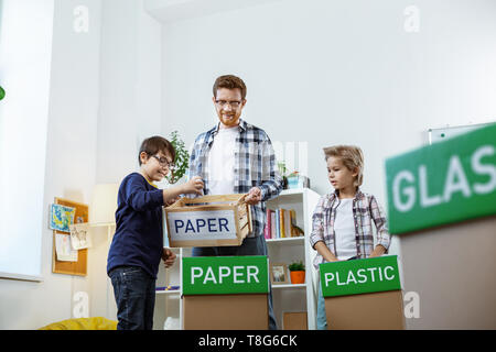 Ingwer hoch Tutor arbeiten an verschiedenen Müll auszusortieren. Stockfoto