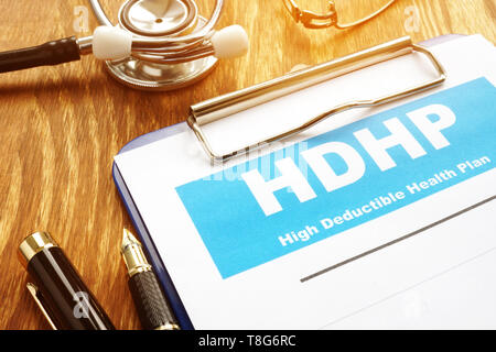 Hoher Selbstbehalt Gesundheit Plan HDHP mit Zwischenablage. Stockfoto