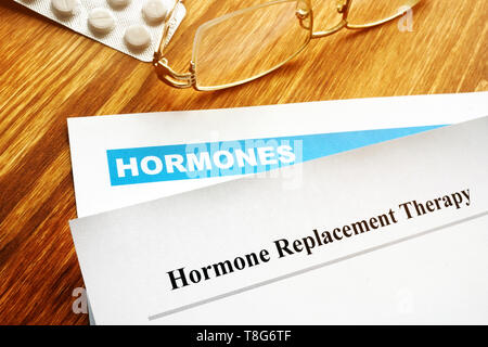 Hormonersatztherapie HRT. Rezept auf den Schreibtisch. Stockfoto