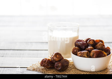 Milch und Obst. Muslimische einfache Iftar Konzept. Ramadan Essen und Getränke. Stockfoto