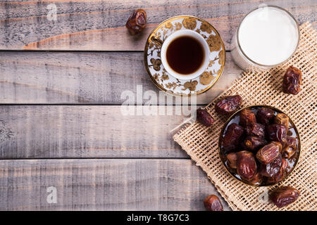 Milch und Obst. Muslimische einfache Iftar Konzept. Ramadan Essen und Getränke. Stockfoto