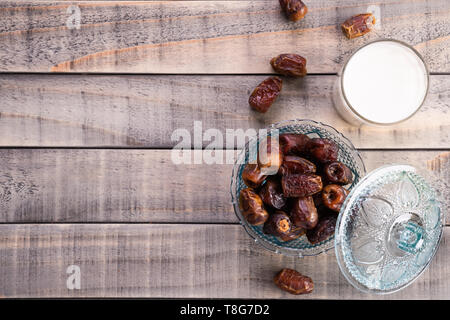 Milch und Obst. Muslimische einfache Iftar Konzept. Ramadan Essen und Getränke. Stockfoto