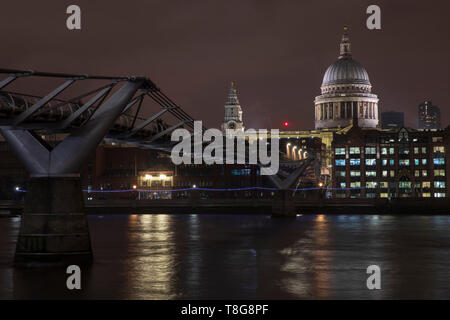 London Millennium Fußgängerbrücke und St. Paul's Kathedrale bei Nacht Stockfoto