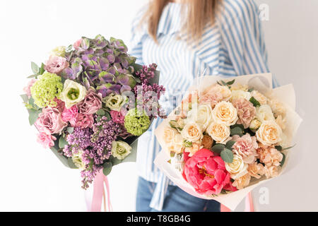 Zwei schöne Sträuße Gemischte Blumen in womans Hände. Die Arbeit der Florist in einem Blumenladen. Zarten Pastelltönen. Frische Schnittblume. Stockfoto