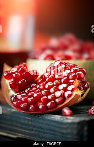 Granatapfel-Frucht mit grünen Blättern, die isoliert auf weißem