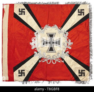 Eine Flak Artillerie Flagge ganz aus roter Seide mit silber Franse auf drei Seiten. Mit einer weißen Platte auf beiden Seiten von einer silbernen gestickter Lorbeerkranz umgeben. Eine Seite zeigt eine Silber bestickt Luftwaffe Adler in der Mitte breitet seine Flügel über den Kranz, und die andere Platte trägt ein Eisernes Kreuz. Vier weißen, diagonal Strahlen, schwarzer Rand, zu den Rändern hin erweitert, an jedem Lager ein Silber-kantige, schwarze Seide Hakenkreuz an der Ecke. Farbe - frisch, Spuren der Nägel auf der Pole Hülse, ein Pflaster mit original Seide, kaum merkliche Flecken. Abmessungen c, Editorial-Use - Nur Stockfoto