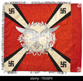 Eine Flak Artillerie Flagge ganz aus roter Seide mit silber Franse auf drei Seiten. Mit einer weißen Platte auf beiden Seiten von einer silbernen gestickter Lorbeerkranz umgeben. Eine Seite zeigt eine Silber bestickt Luftwaffe Adler in der Mitte breitet seine Flügel über den Kranz, und die andere Platte trägt ein Eisernes Kreuz. Vier weißen, diagonal Strahlen, schwarzer Rand, zu den Rändern hin erweitert, an jedem Lager ein Silber-kantige, schwarze Seide Hakenkreuz an der Ecke. Farbe - frisch, Spuren der Nägel auf der Pole Hülse, ein Pflaster mit original Seide, kaum merkliche Flecken. Abmessungen c, Editorial-Use - Nur Stockfoto