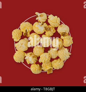 Popcorn flach Zusammensetzung auf Farbe Hintergrund. Kino snack Konzept moderner Stil. kreative Fotografie. kopieren. Stockfoto