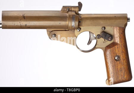 Eine doppelläufige Signal Pistole mod. A.-W. W, Weltkrieg, marine Cal. 4, Nr. 37. Übereinstimmende Nummern. Drop barrel mit Snapper lock, Länge 115 mm. Gesamtlänge 220 mm. Gewicht 860 g. Innenbereich Hammer. Sicherheit. Signal Pin. Bau zurückzuführen auf Artilleriewerkstätten Wilhelmshaven (A.W.W.). Auf Knauf marine Akzeptanzzeichen Krone/M. Keine weiteren Stempel oder Beschriftung. Messing Griffrahmen und Zylinder. Gerippte auslösen, Öffnungshebel, steißlage - Block, Sicherheit, mechanische Teile und Schrauben aus Edelstahl. Passend nummerierten, glatte Nussbaum grip Panels. Eine weitgehend unbekannte ein, Additional-Rights - Clearance-Info - Not-Available Stockfoto