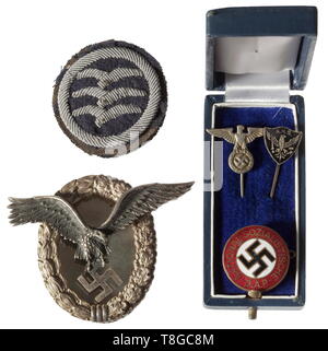 Armin Florian (1924-1944) - Dekorationen, Pässe, Ausweise Pilot Badge in NE-Metall Frage der Teekocher W. Deumer, Lüdenscheid mit Juwelier - Typ angebrachte Platte (eine Mutter fehlt) mit (tr)' Gefreiter Armin Florian am 5. Februar 1944 von seinem Vater" eingraviert. Auch, eine Partei, Adler, eine pinnadel der Adolf Hitler Schulen, eine Partei, Abzeichen, ein Segelflieger Abzeichen C (von Hand bestickt), ein nsfk Flugbuch (mit Foto und einen Eintrag für die Segelflieger Badge), ein HJ Identität Buch (mit Foto), zwei HJ schießen Bücher und eine DLRG-Basic Lizenz mit Foto. Der Sohn, Editorial-Use - Nur Stockfoto