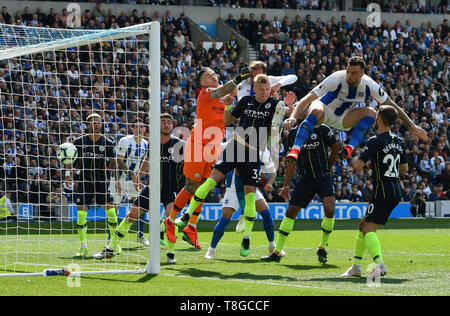 BRIGHTON, ENGLAND - Mai 12: Glenn Murray (17) von Brighton und Hove Albion ein Tor erzielt eine Leitung 1-0 zu Hause Team während der Premier League Match zwischen Brighton & Hove Albion und Manchester City bei American Express Gemeinschaft Stadion zu geben am 12. Mai 2019 in Brighton, Großbritannien. (MB) Stockfoto