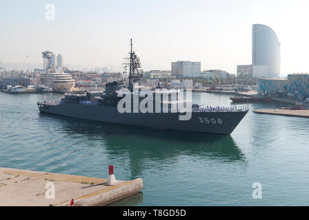 Japanisches Ausbildungsschiff Kashima Auslaufen aus dem Hafen von Barcelona. Stockfoto