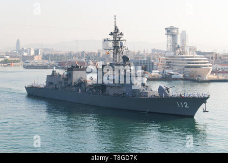 Japanische Zerstörer Makinami Auslaufen aus dem Hafen von Barcelona. Stockfoto