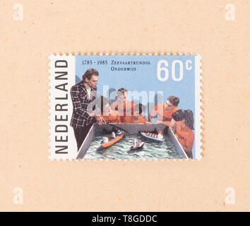 Die Niederlande 1985: einen Stempel in den Niederlanden gedruckten zeigt die niederländische Maritime Schule, ca. 1985 Stockfoto