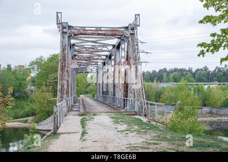 Stadt Riga, Lettland. Altes Eisen Brücke. Gebrochene Bau- und Blick in die Natur, Fluss. Reisen Foto 2019. 11.05. Stockfoto