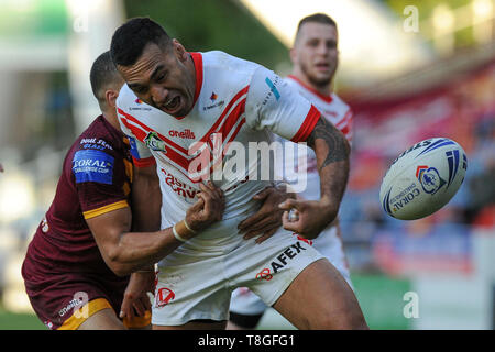 Huddersfield, Großbritannien, 12. 5. 2019. 12. Mai 2019. John Smiths Stadion, Huddersfield, England; Rugby League Coral Challenge Cup, Huddersfield Riesen vs St. Helens; Joseph Paulo von St. Helens Tropfen eine goldene Gelegenheit. Dean Williams/RugbyPixUK Stockfoto