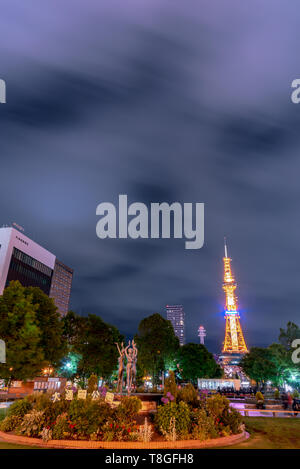 Odori Park, Central Park, mit Tanz Frau Statuen und Brunnen vor dem Fernsehturm eingerichtet. Sapporo, Hokkaido, Japan Stockfoto