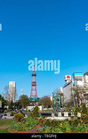 Odori Park, Central Park, mit Tanz Frau Statuen und Brunnen vor dem Fernsehturm eingerichtet. Sapporo, Hokkaido, Japan Stockfoto