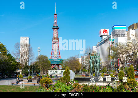 Odori Park, Central Park, mit Tanz Frau Statuen und Brunnen vor dem Fernsehturm eingerichtet. Sapporo, Hokkaido, Japan Stockfoto