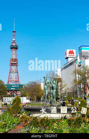 Odori Park, Central Park, mit Tanz Frau Statuen und Brunnen vor dem Fernsehturm eingerichtet. Sapporo, Hokkaido, Japan Stockfoto