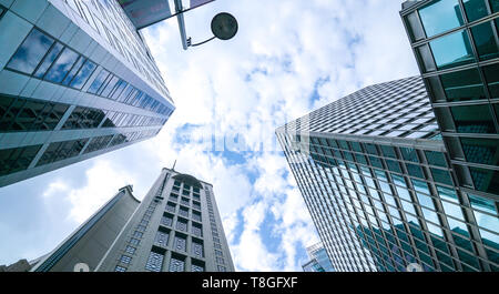 Gemeinsame moderne Wolkenkratzer, hohe Gebäude, Architektur steigt in den Himmel. Konzepte des Business, Finanzen, Wirtschaft und der Zukunft Stockfoto