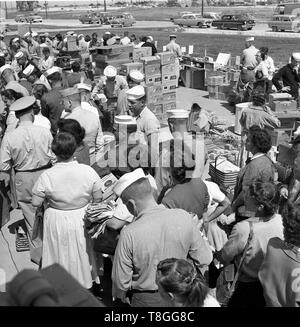 Schnäppchenjäger bei United States open air Markt 1954 Stockfoto