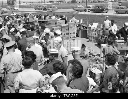 Schnäppchenjäger bei United States open air Markt 1954 Stockfoto