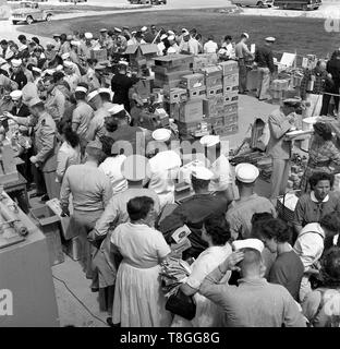 Schnäppchenjäger bei United States open air Markt 1954 Stockfoto