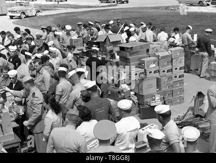 Schnäppchenjäger bei United States open air Markt 1954 Stockfoto