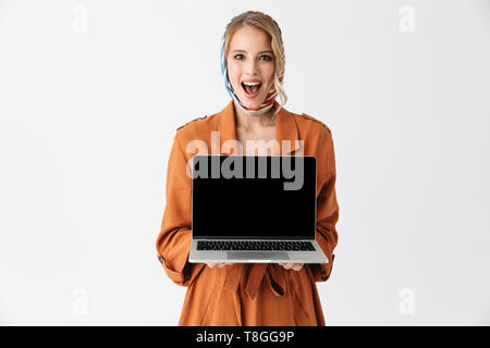 Porträt einer wunderschönen Begeistert junge blonde hübsche Frau tragen Seidenschal über weiße Wand Hintergrund angezeigt Display Laptop isoliert Posing berechnen Stockfoto