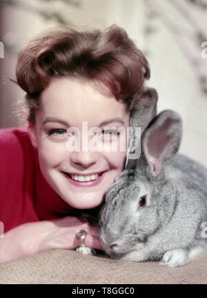 Romy Schneider, die deutsche Plant, mit Hase zu Ostern, Deutschland 1950er Jahre. Die deutsche Schauspielerin Romy Schneider mit Osterhase, Deutschland 1950. Stockfoto