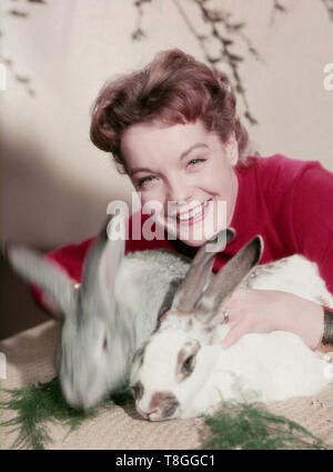 Romy Schneider, die deutsche Plant, mit Hasen zu Ostern, Deutschland 1950er Jahre. Die deutsche Schauspielerin Romy Schneider mit Osterhasen, Deutschland 1950. Stockfoto