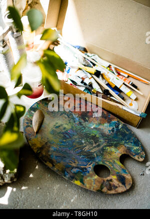 Palette von gemischten Farben in Artist's Studio Stockfoto