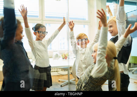 Gruppe von Kindern steht im Kreis während einer Übung für Teamgeist und Teamentwicklung Stockfoto