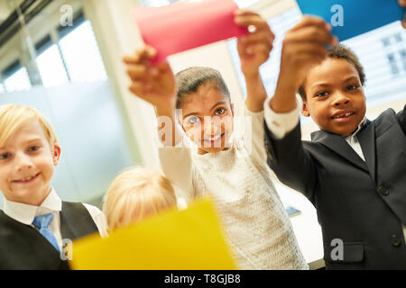 Business Kinder genießen team building Workshop mit bunten Schreibarbeit Stockfoto