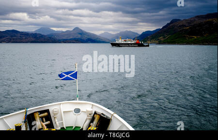 Caledonian MacBrayne Fähre "Herr der Inseln" verlassen Mallaig, Schottland mit der Insel Skye im Hintergrund Stockfoto