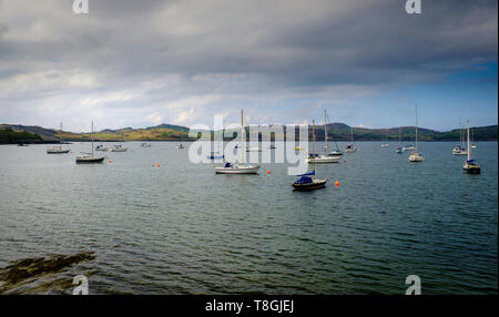 Yachten im Loch nan Ceall aus dem Dorf Arisaig an der Westküste von Schottland verankert Stockfoto